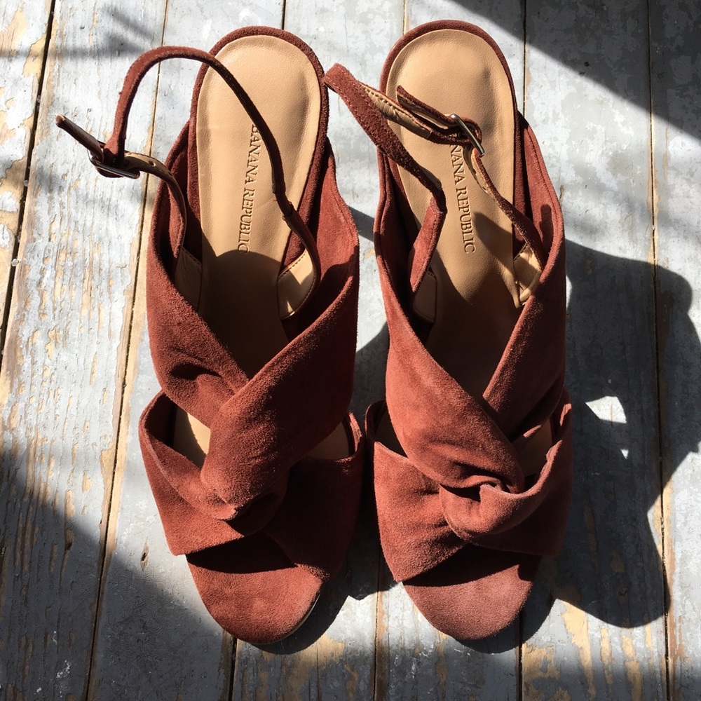 BANANA REPUBLIC SUEDE SANDALS